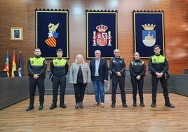 La alcaldesa, Araceli de Moya, y el concejal, con los agentes.