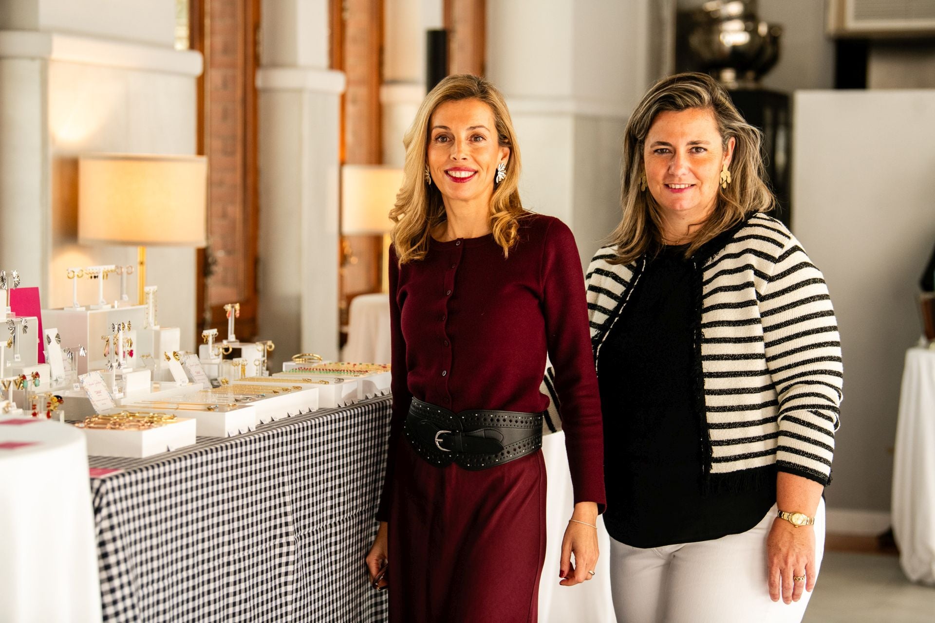 Mujeres que se unen en una comida benéfica de estrellas