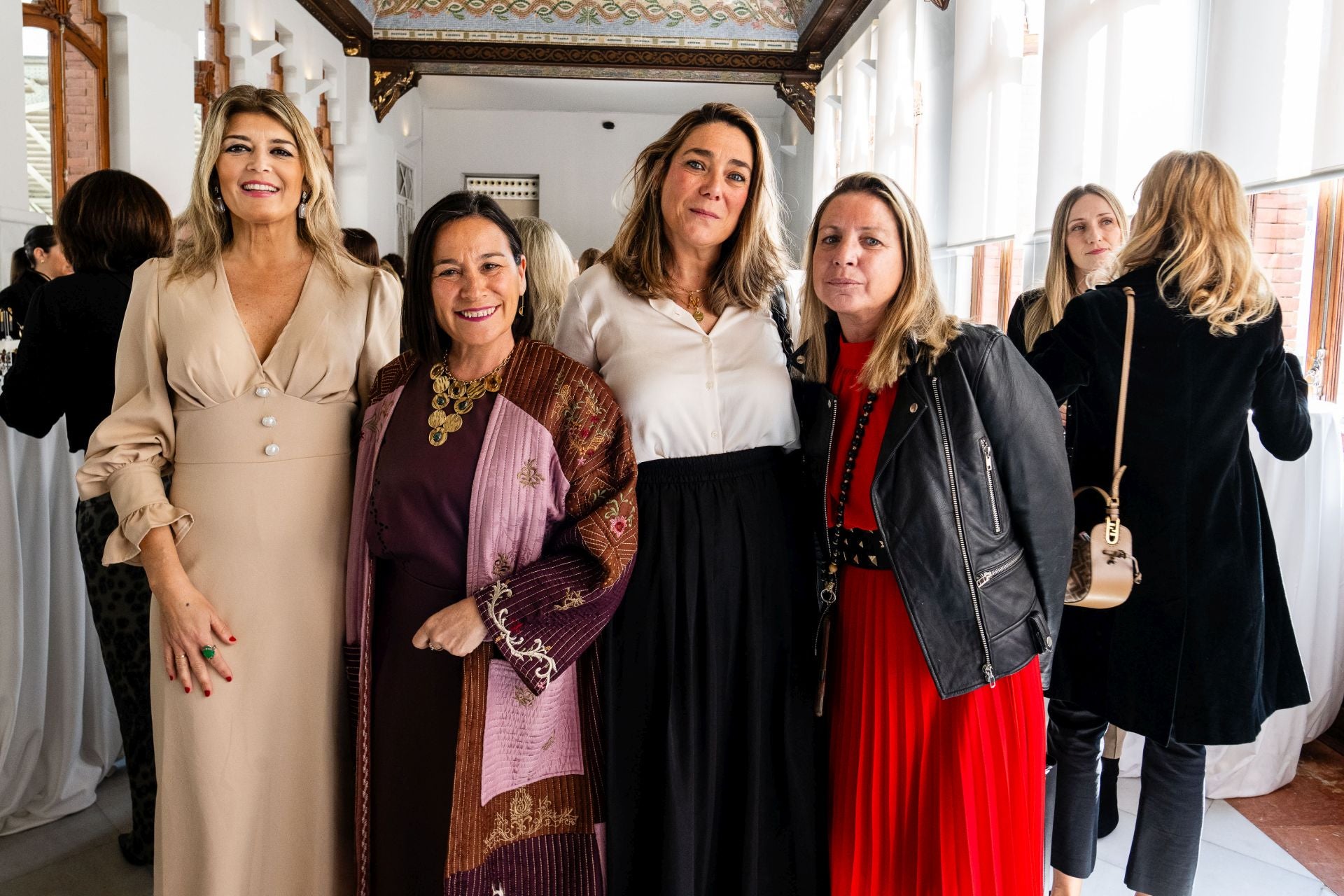 Mujeres que se unen en una comida benéfica de estrellas