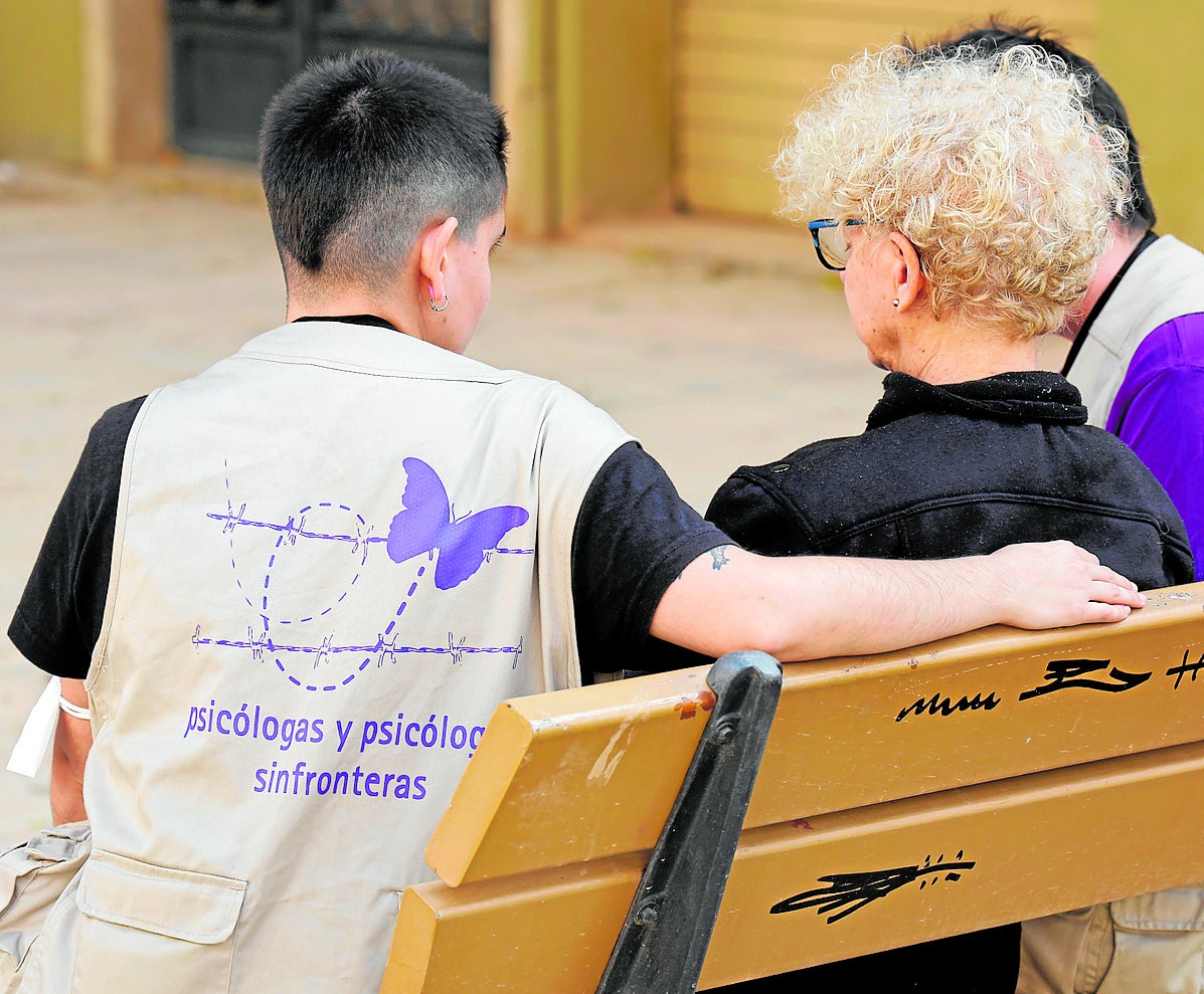 Dos psicólogos voluntarios atienden a una afectada por la dana.