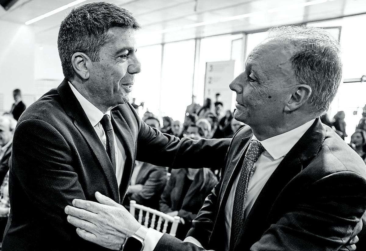 Carlos Mazón y Salvador Navarro se saludan el pasado martes 18 en el acto de presentación de 'Ara Empreses'.