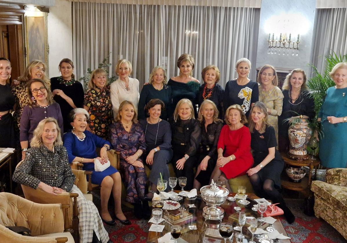 Merienda en casa de Amparo Lacomba con amigas como Mónica Duart, Paz Olmos, Laura y Blanca Fitera, Marisa Marín, Carmen de Rosa o Mª Ángeles Fayos.