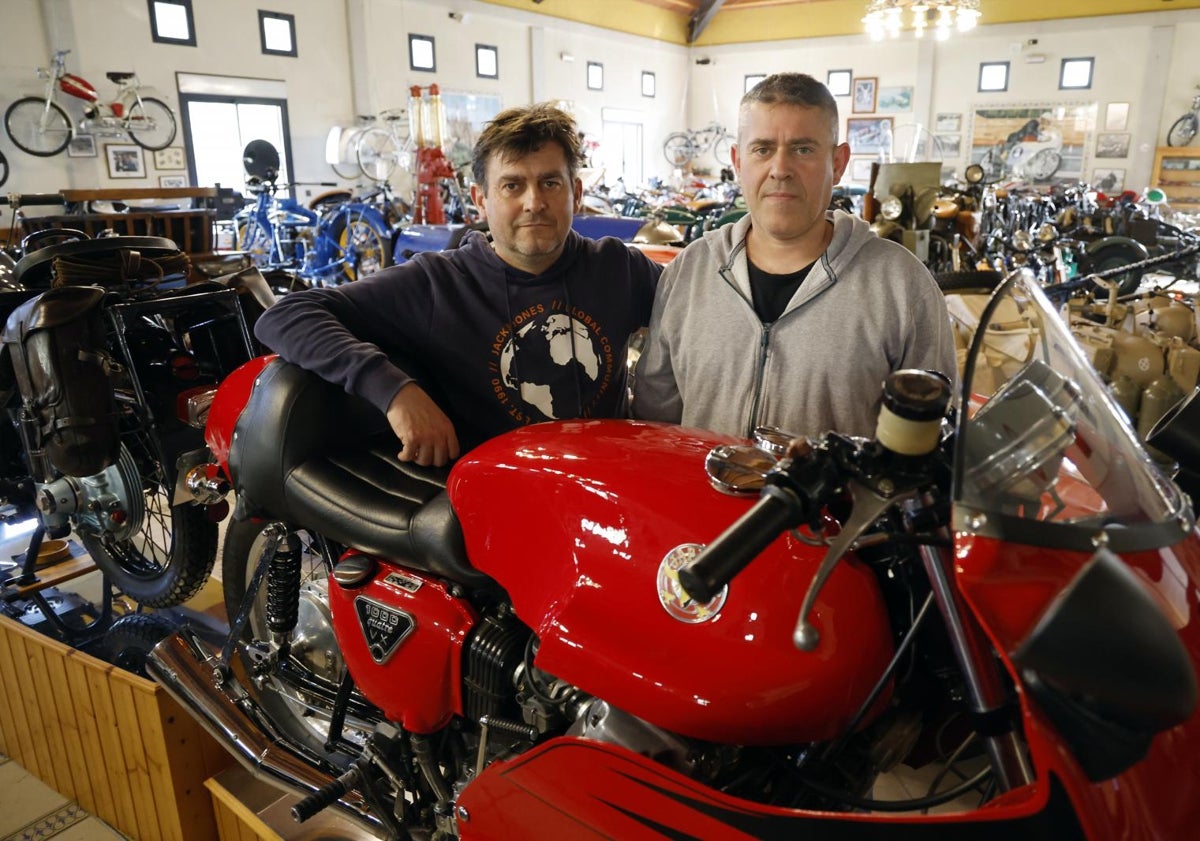 Imagen principal - Los hermanos Ricardo y Xavi Fracés, y algunas de las motos del museo.