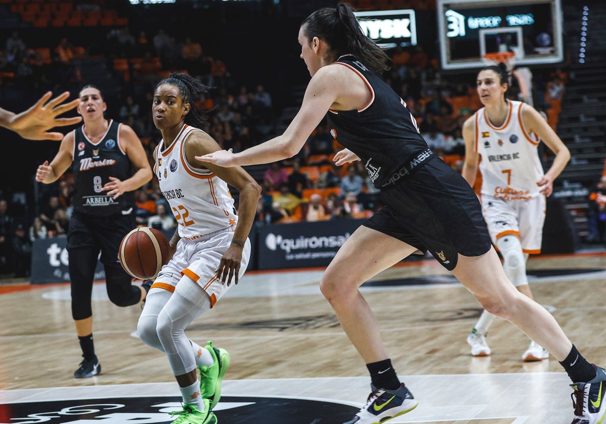 El Valencia Basket, durante el encuentro de ida frente al conjunto turco.