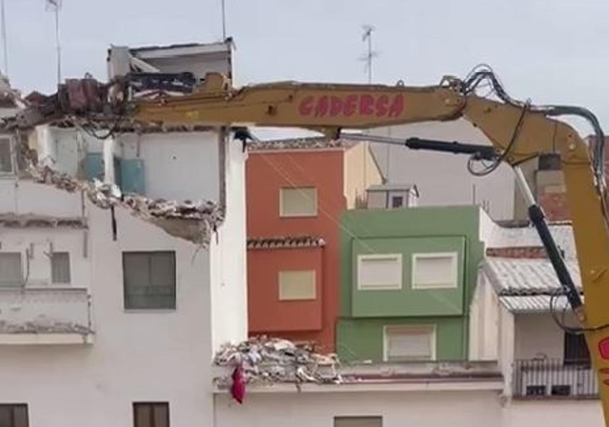 Comienzan los derribos de casas en Chiva