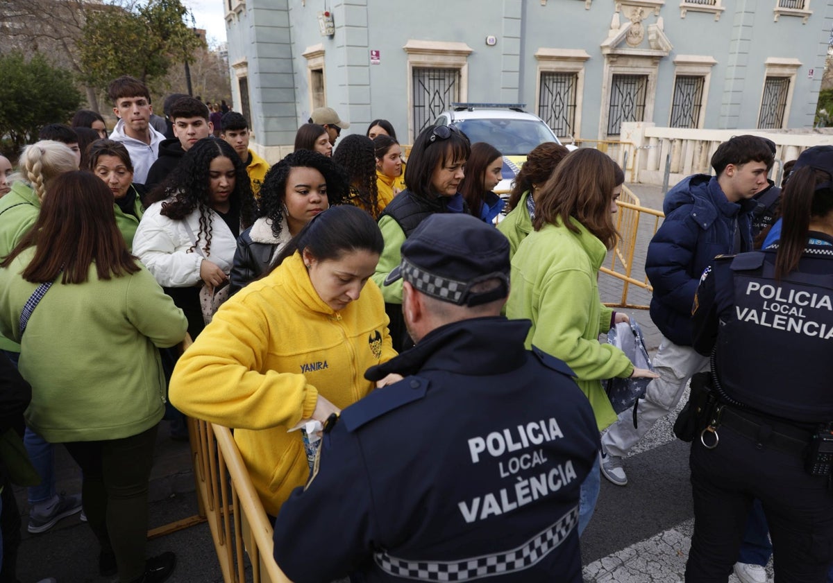 Imagen principal - Controles policiales en los accesos y momentos de celebración en la Crida.