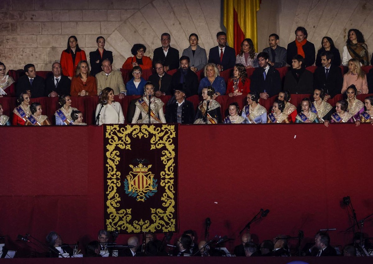 Imagen secundaria 1 - Espectáculo de la Crida y discurso de las falleras mayores de Valencia 2025.