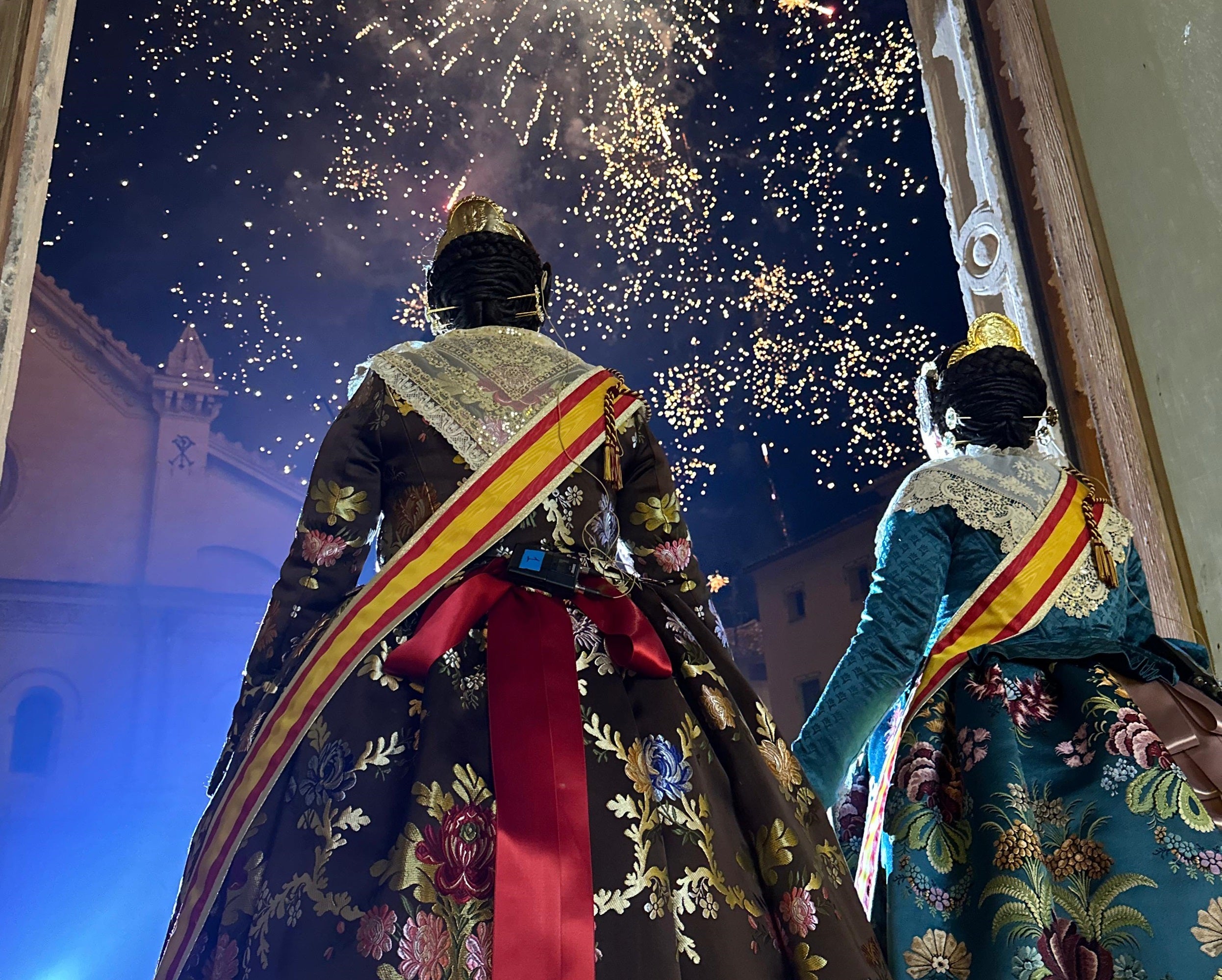 Las fallaras mayores de Xàtiva, Gisela Carpintero y Gisela Huerta, observan el castillo de fuegos artificiales tras la Crida.