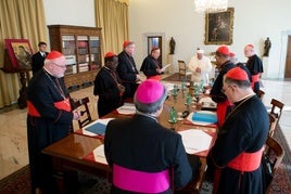 El Papa, con varios cardenales elegidos para reformar la Curia romana, en una imagen de 2013.