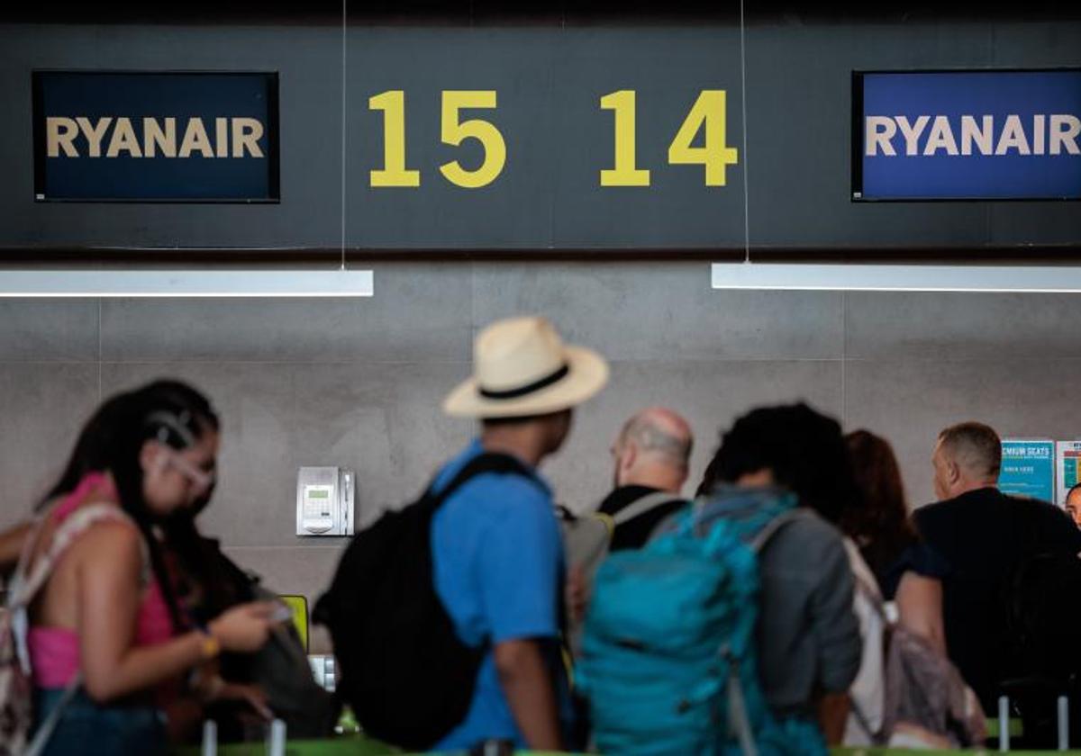 Turistas en un aeropuerto.