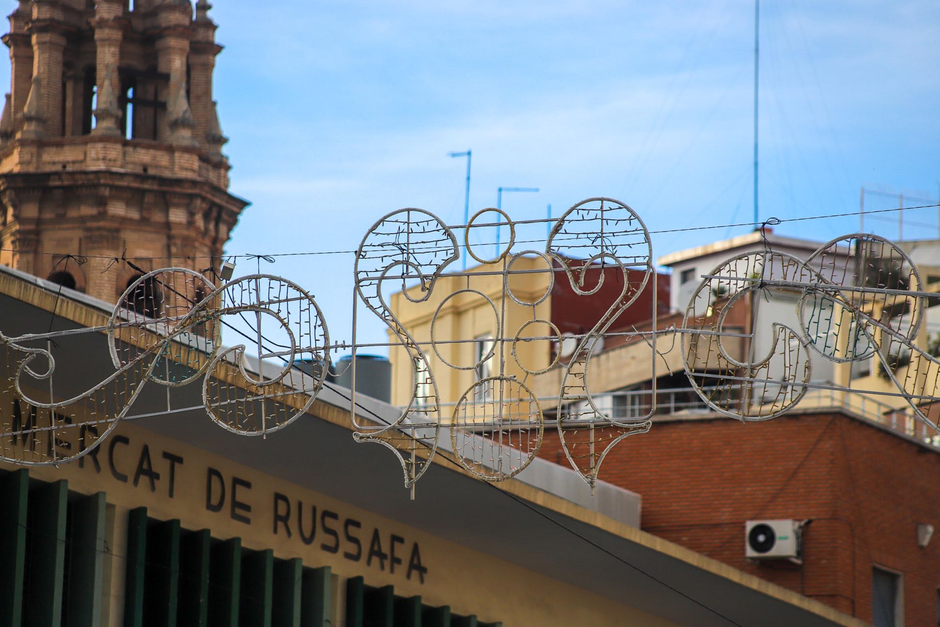 FOTOS | Montaje de las primeras luces de Fallas en Ruzafa