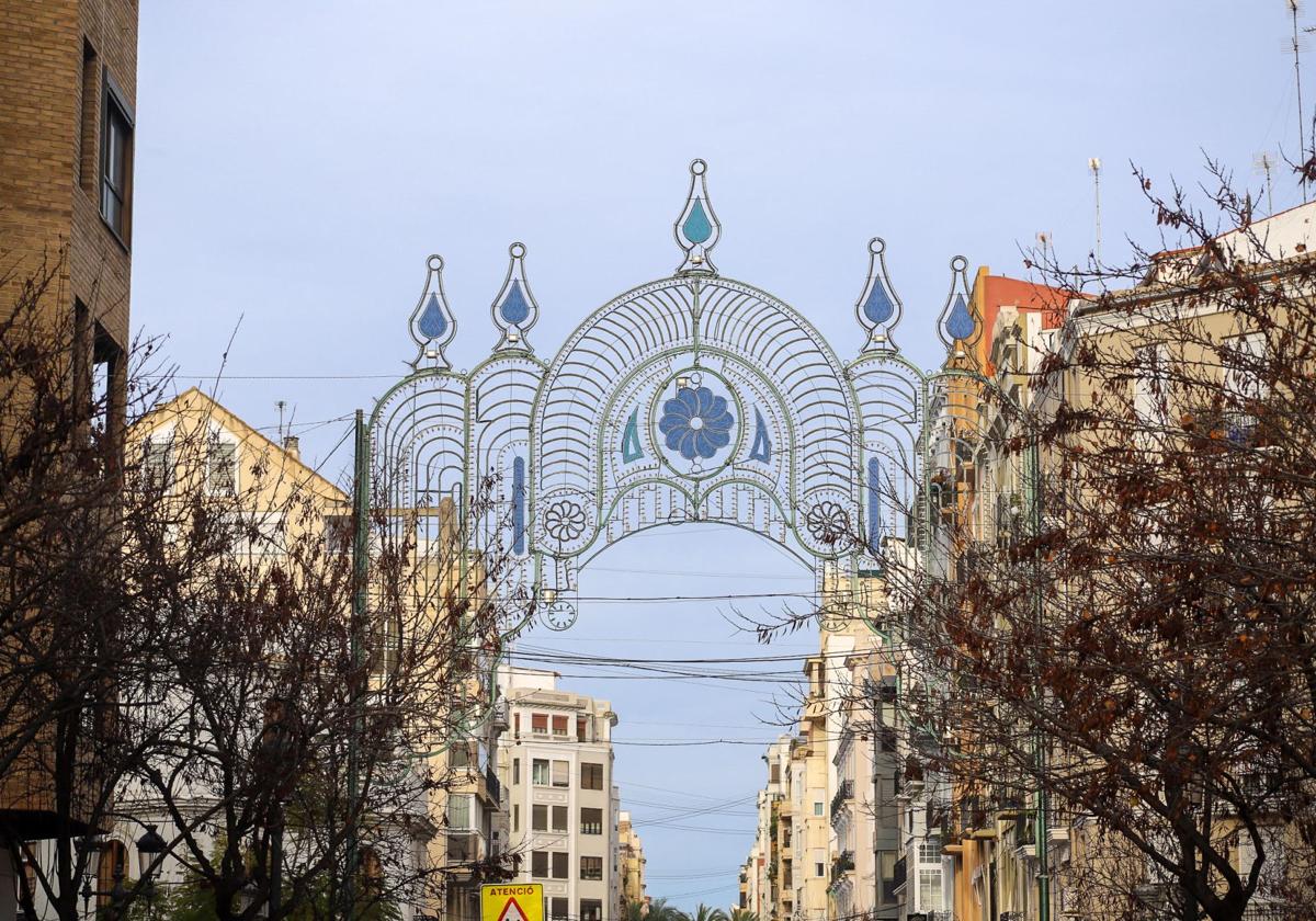 FOTOS | Montaje de las primeras luces de Fallas en Ruzafa