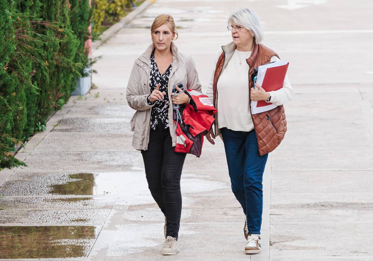 Salomé Pradas, con su jefa de gabinete, en su llegada al Cecopi.