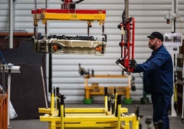 Trabajador en una fábrica de vehículos de Stellantis.