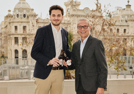 Ricard Gimeno, responsable de Marketing de Cerveza Turia, y Santiago Ballester, presidente de la Junta Central Fallera.