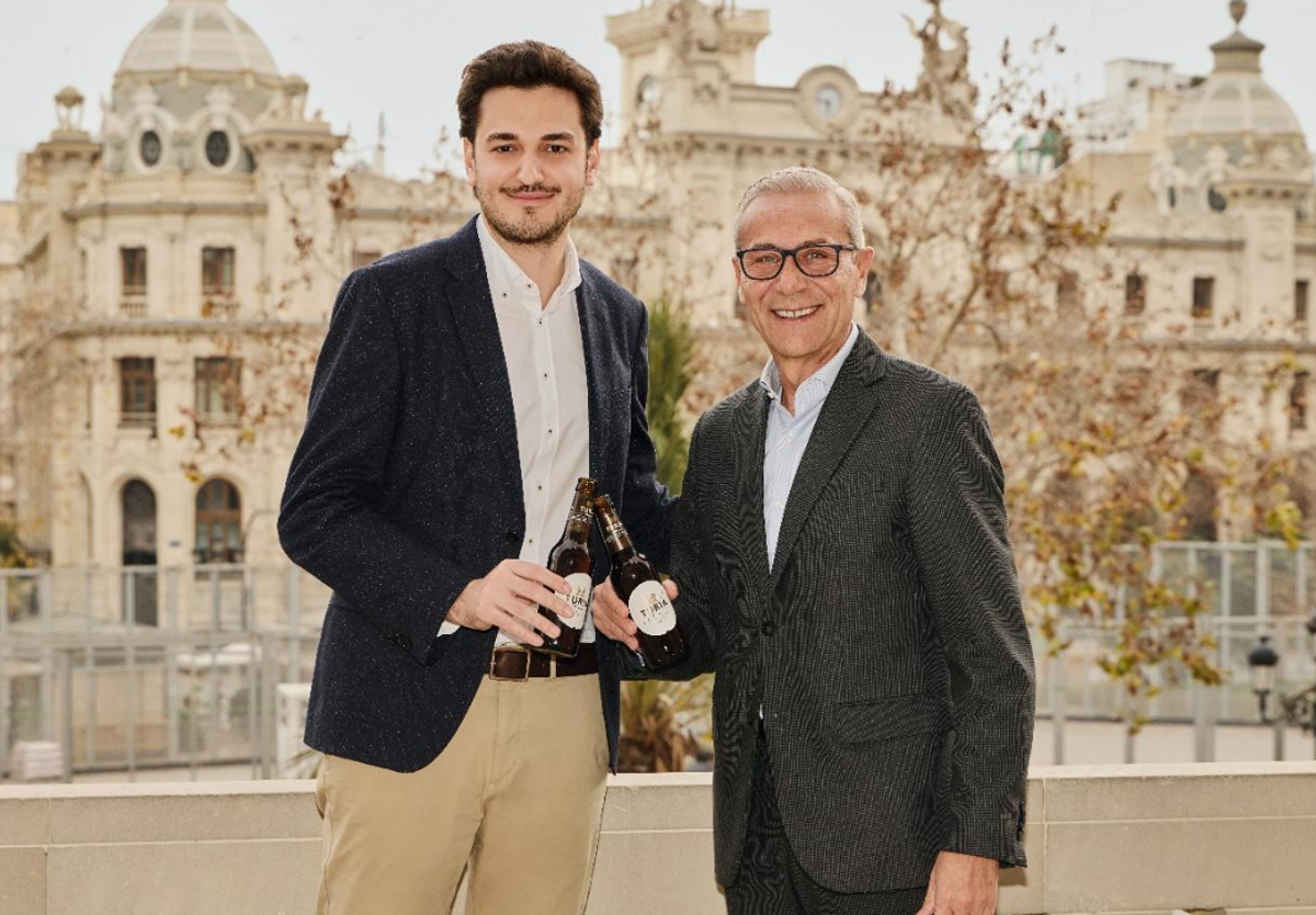 Ricard Gimeno, responsable de Marketing de Cerveza Turia, y Santiago Ballester, presidente de la Junta Central Fallera.