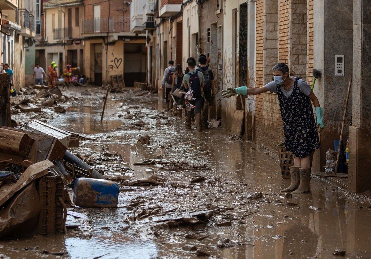 Calle cubierta de barro tras la dana.