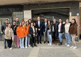 Vicente Alberola y Rafael Torres, presidente de Confecomerç, junto a vecinos de Massanassa.