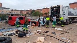 Operarios retirando la basura en la Coma.