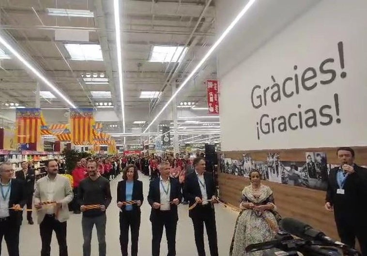 Carrefour Alfafar inaugura su tienda con el himno cantado por un empleado