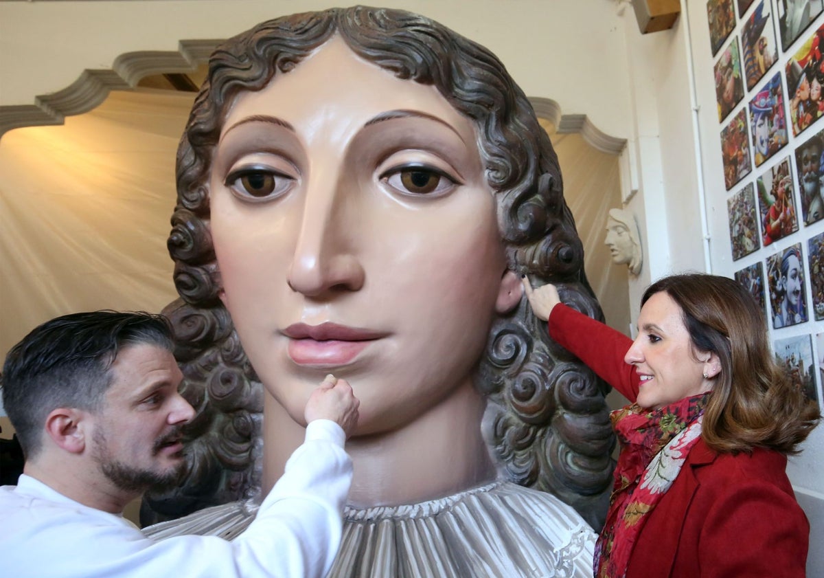 Imagen principal - Visita de la alcaldesa de Valencia, Maria José Catalá, a los trabajos de restauración del cadafal completados las pasadas Fallas.