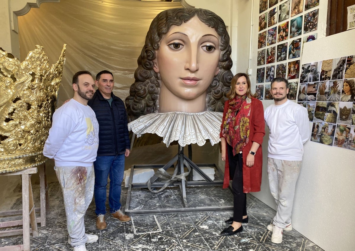 Imagen secundaria 1 - Visita de la alcaldesa de Valencia, Maria José Catalá, a los trabajos de restauración del cadafal completados las pasadas Fallas.