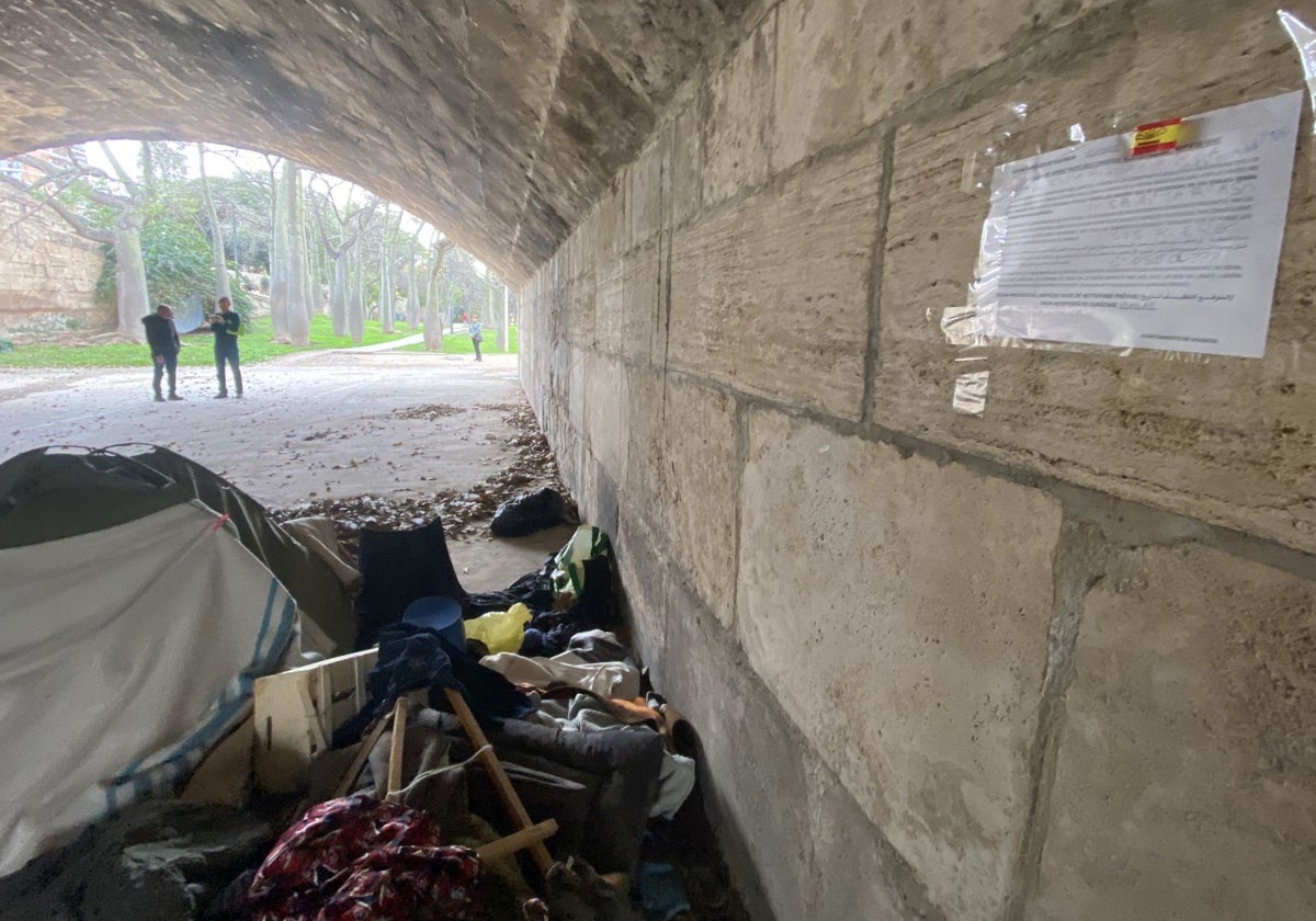 Cartel que informa de la limpieza que se va a hacer en el puente del Real, en el Jardín del Turia.