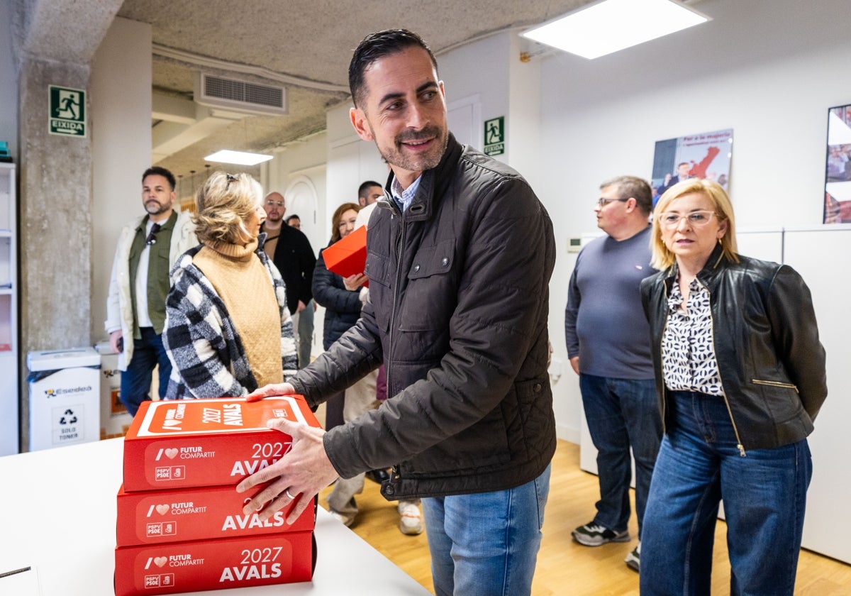 Fernández Bielsa, el día que presentó sus avales en la sede del PSPV.