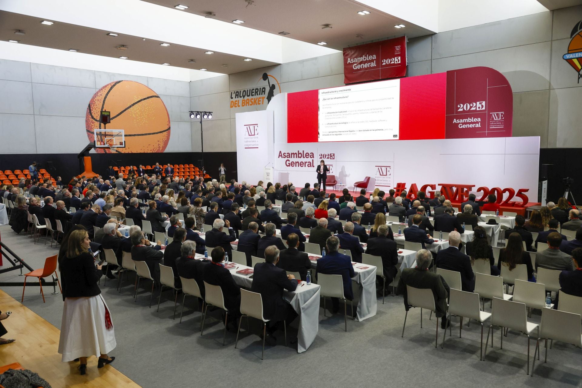 Felipe González asiste a la Asamblea General de AVE 2025 en Valencia