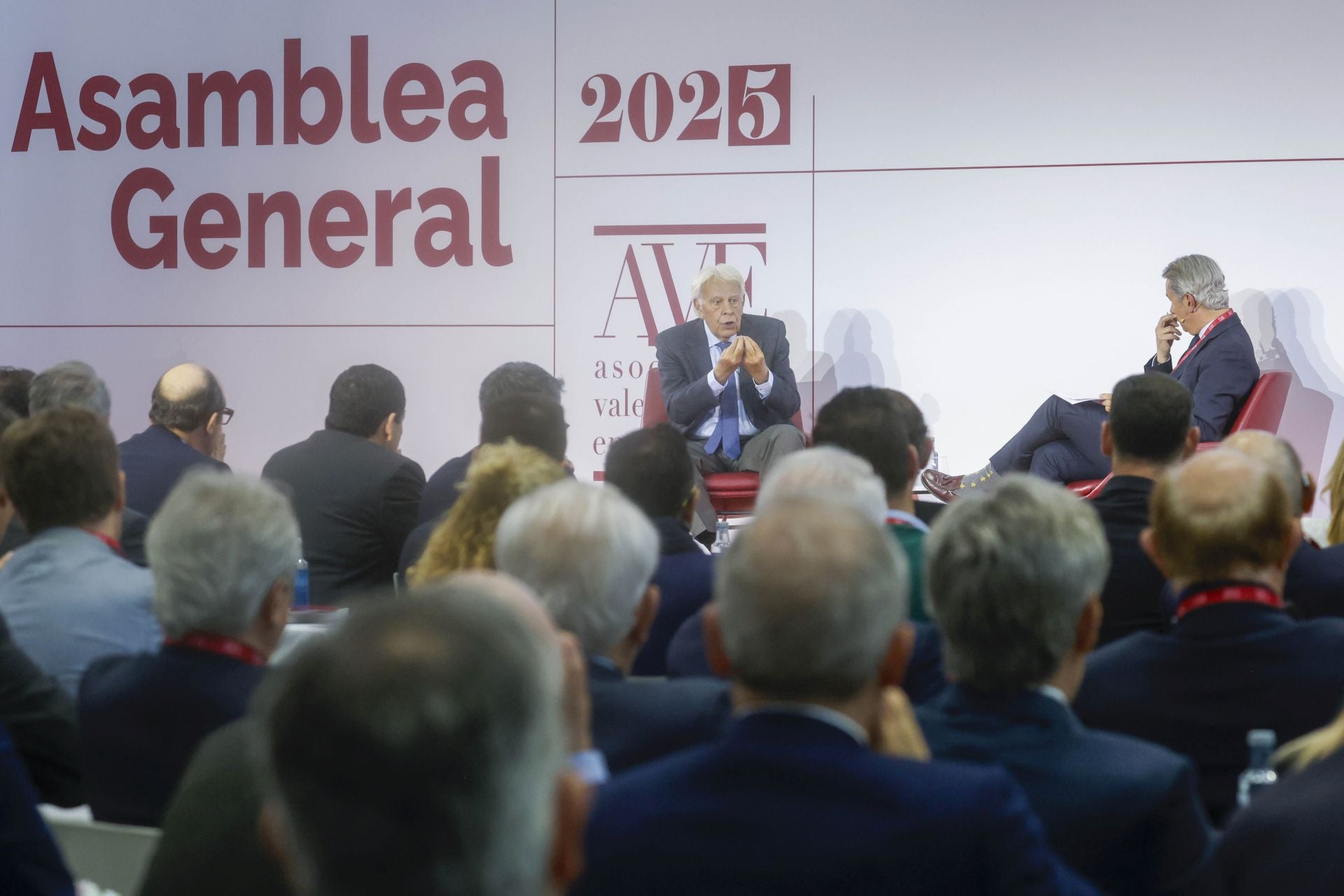 Felipe González asiste a la Asamblea General de AVE 2025 en Valencia