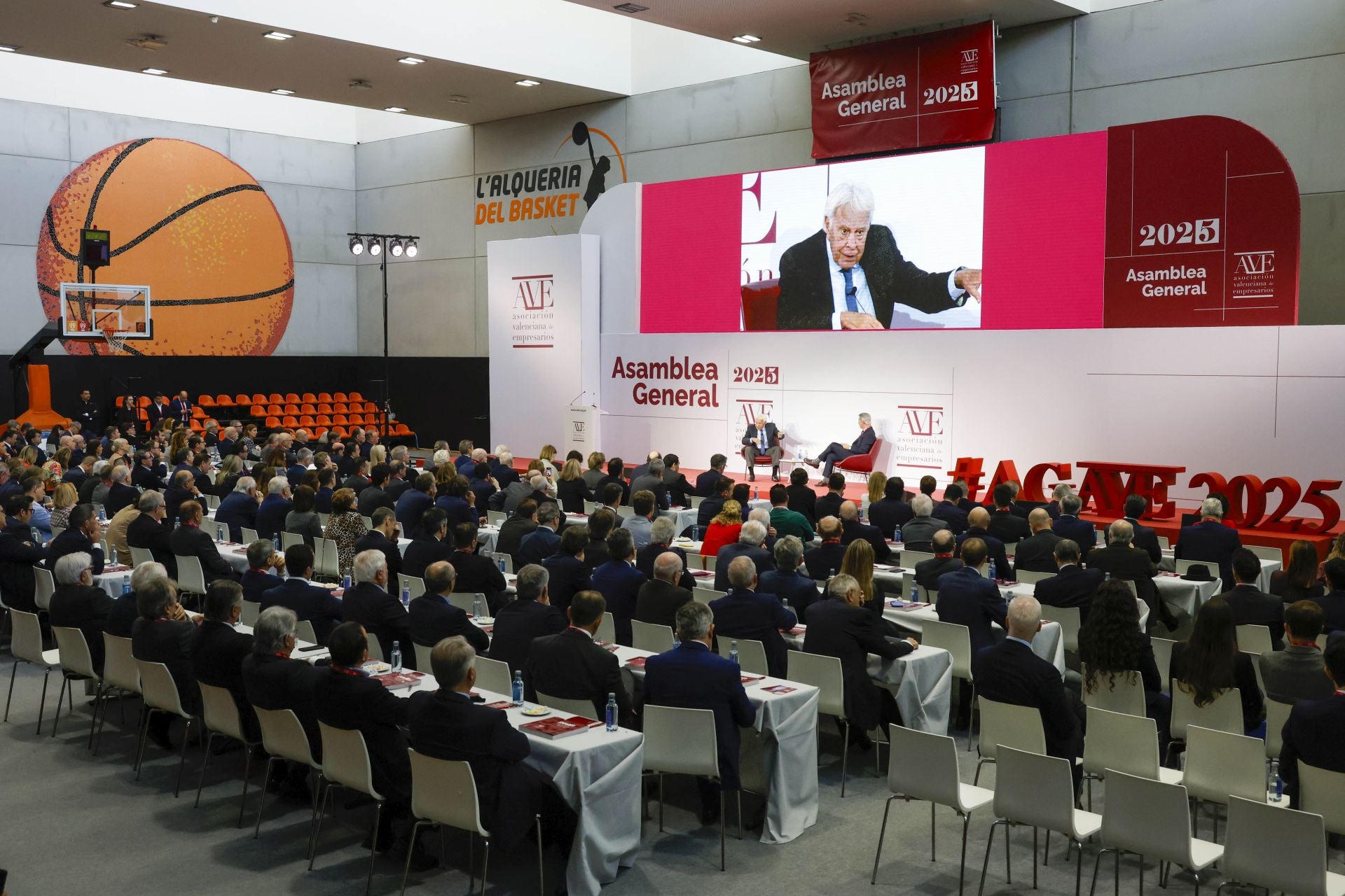 Felipe González asiste a la Asamblea General de AVE 2025 en Valencia