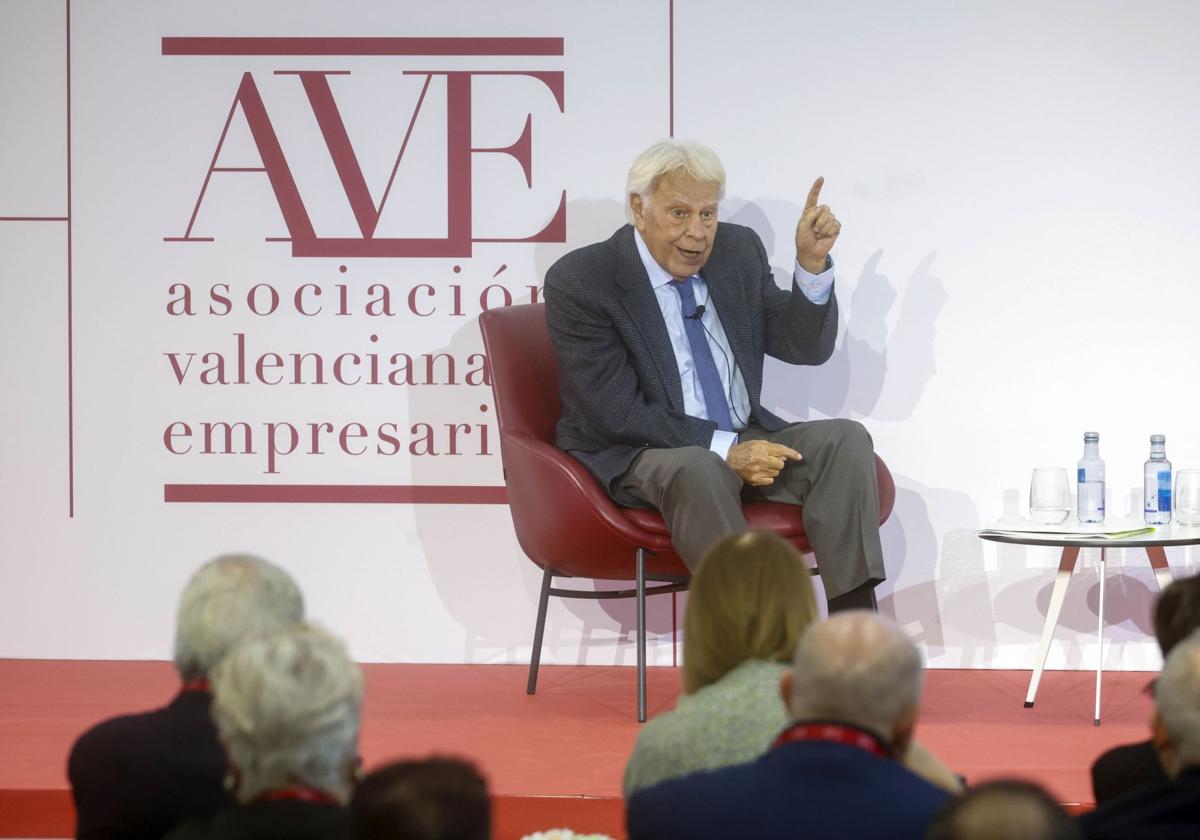 Felipe González asiste a la Asamblea General de AVE 2025 en Valencia