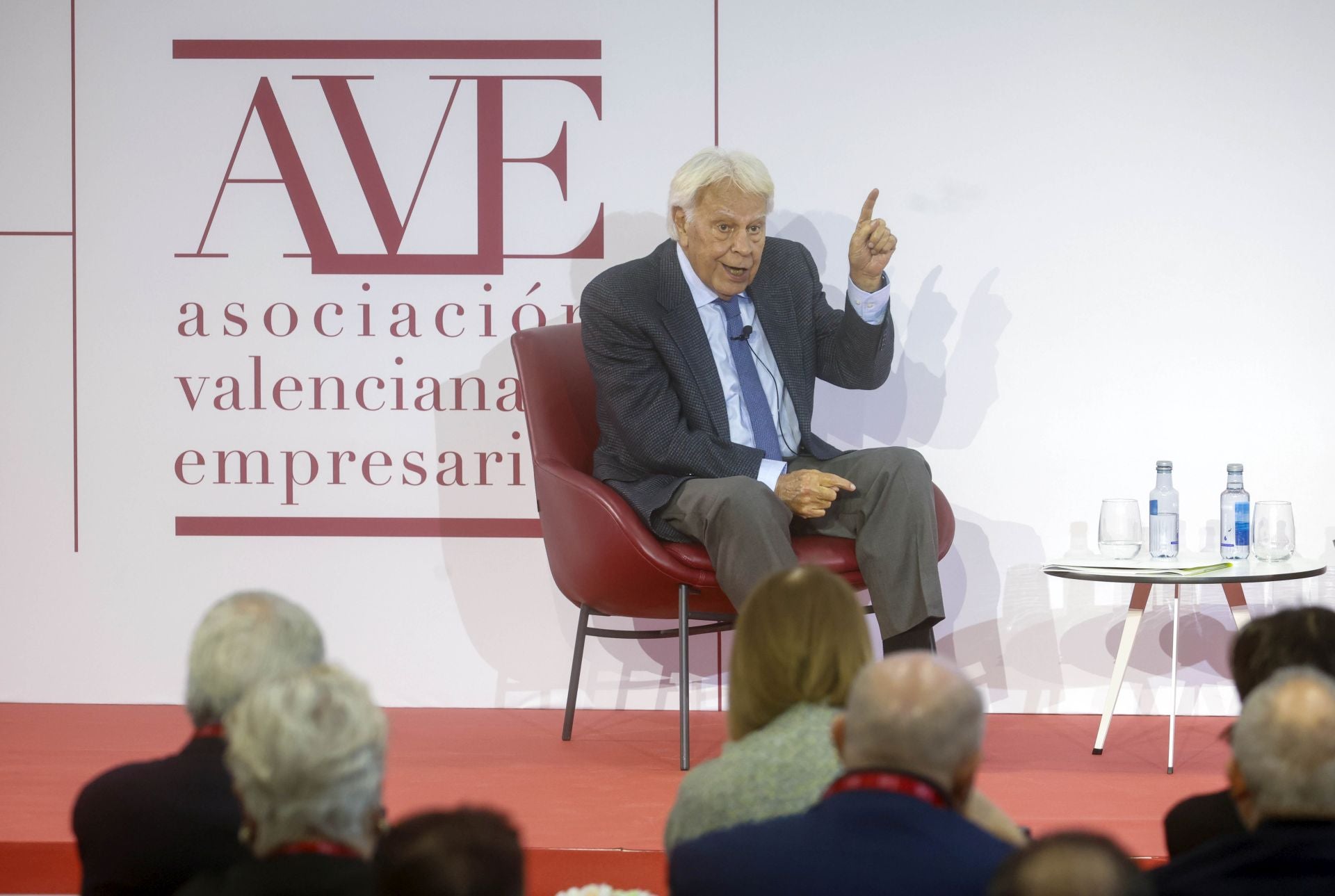 Felipe González asiste a la Asamblea General de AVE 2025 en Valencia