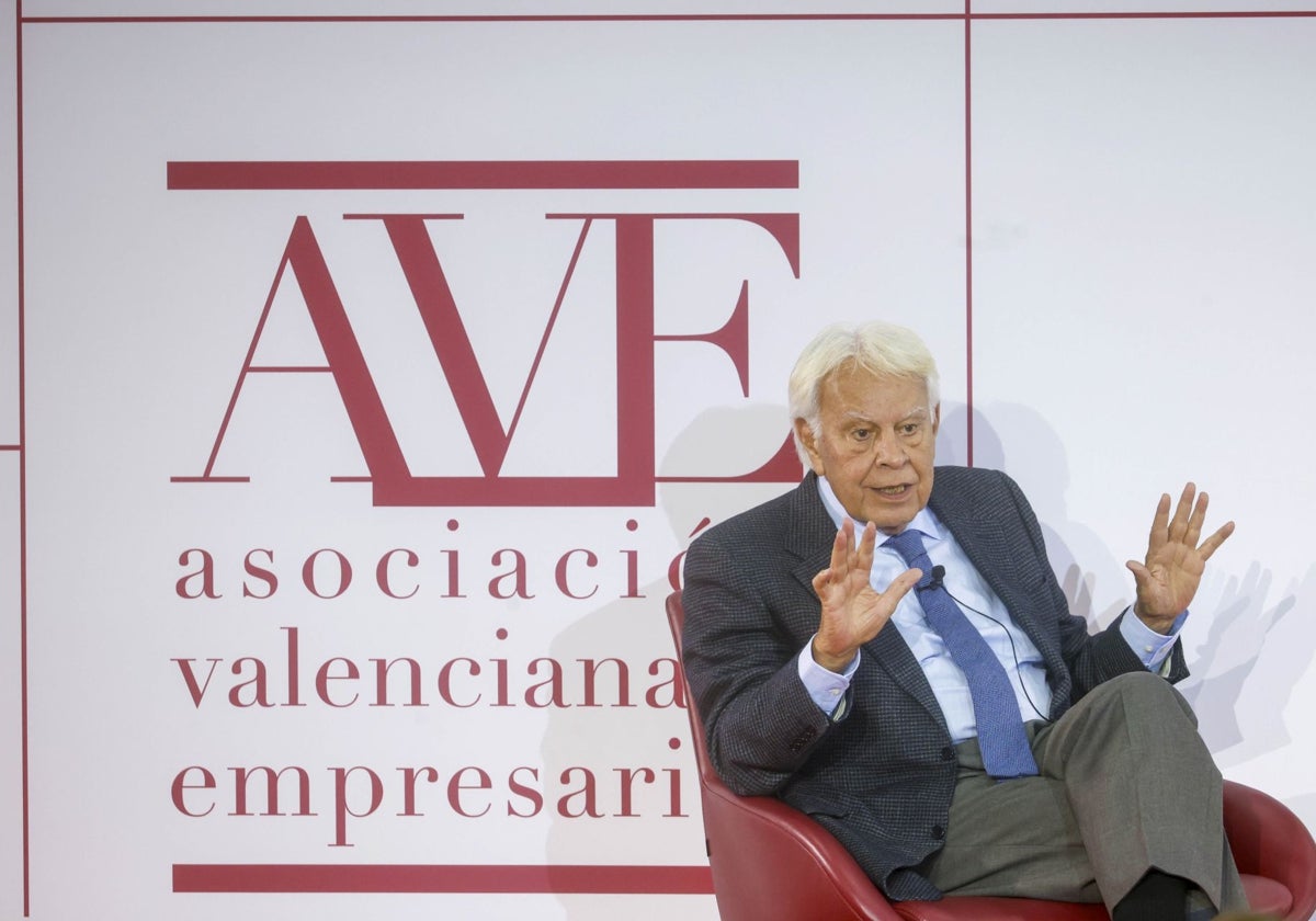 Felipe González, durante la charla en la asamblea de AVE.