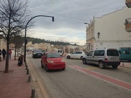 Coches esperando para cruzar el puente en Real.