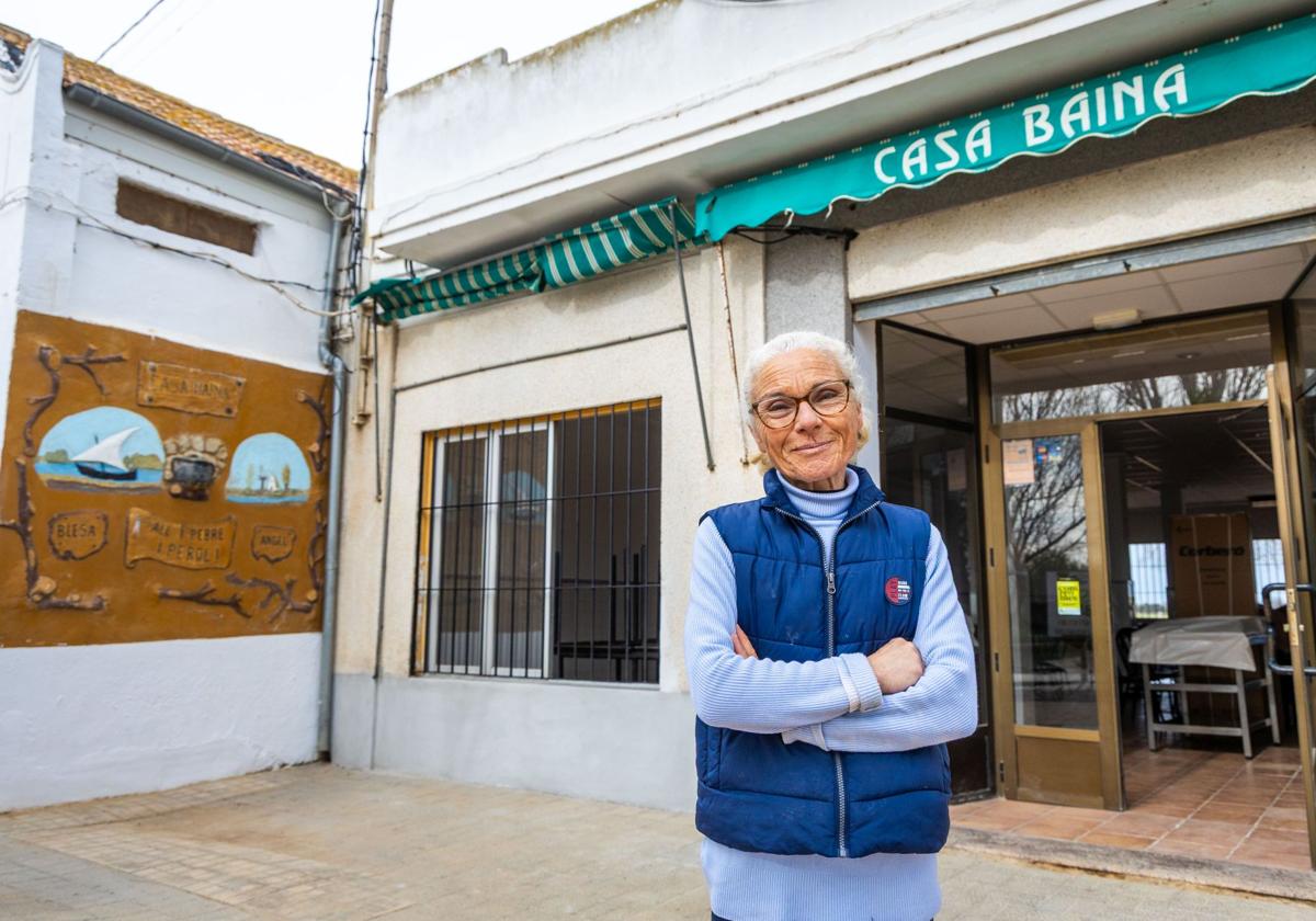 Victoria Blesa, en la puerta de su establecimiento.