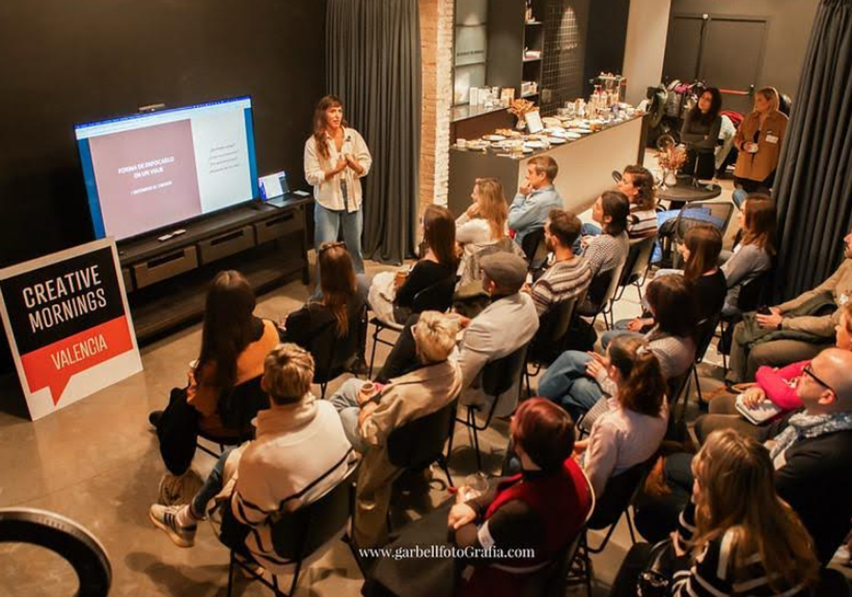 Las capas que nos construyen: Ana Serrano desvela el collage de la identidad en CreativeMornings Valencia