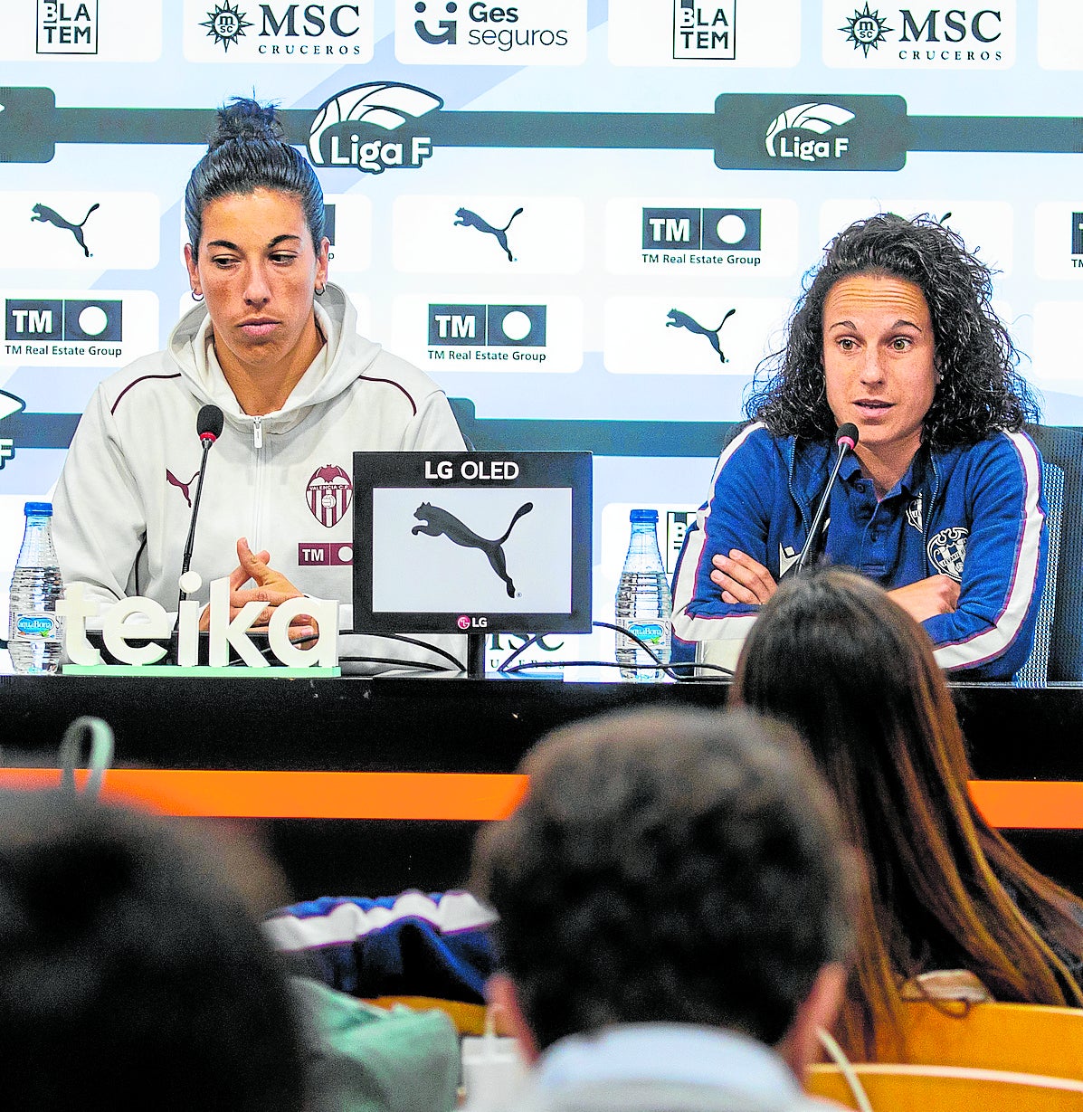 Marta Carro, capitana del Valencia CF, junto a María Alharilla, capitana del Levante UD.