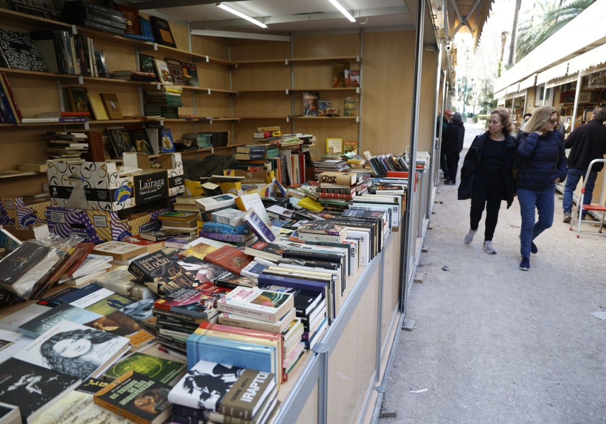 Puesto de la eria del Libro Antiguo ya instalado en la Gran Vía.