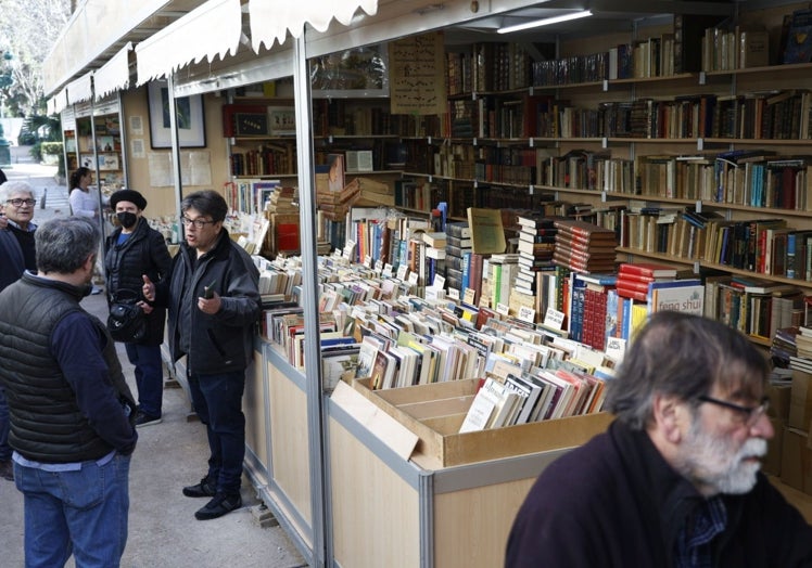 Libreros durante la instalación de sus puestos en las casetas.