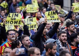 Una protesta de aficionados del Valencia contra Peter Lim.