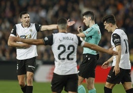 Tàrrega y Rioja protestan una acción durante el partido contra el Atlético.