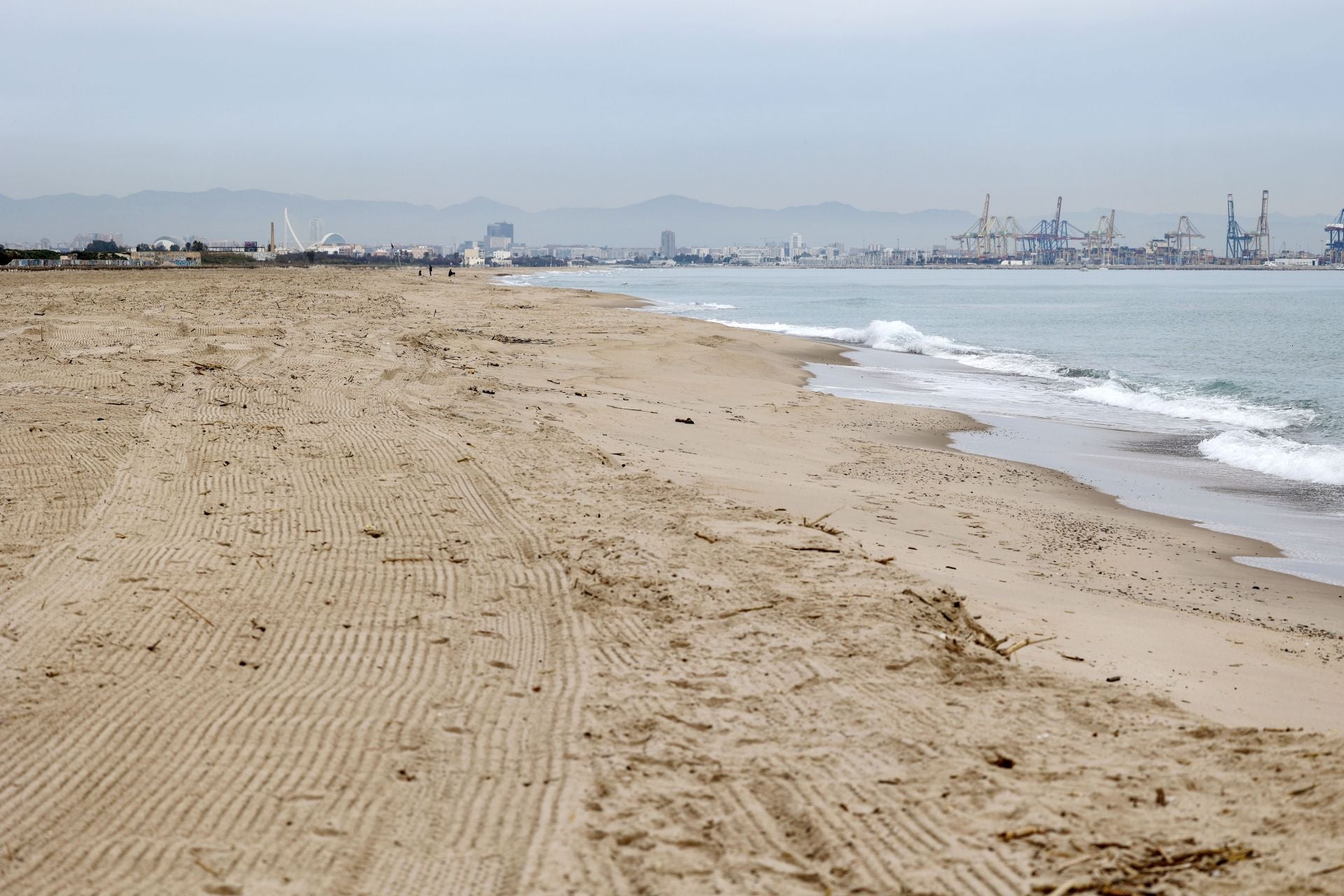 FOTOS | Las playas de Valencia, limpias de nuevo tras el paso de la dana