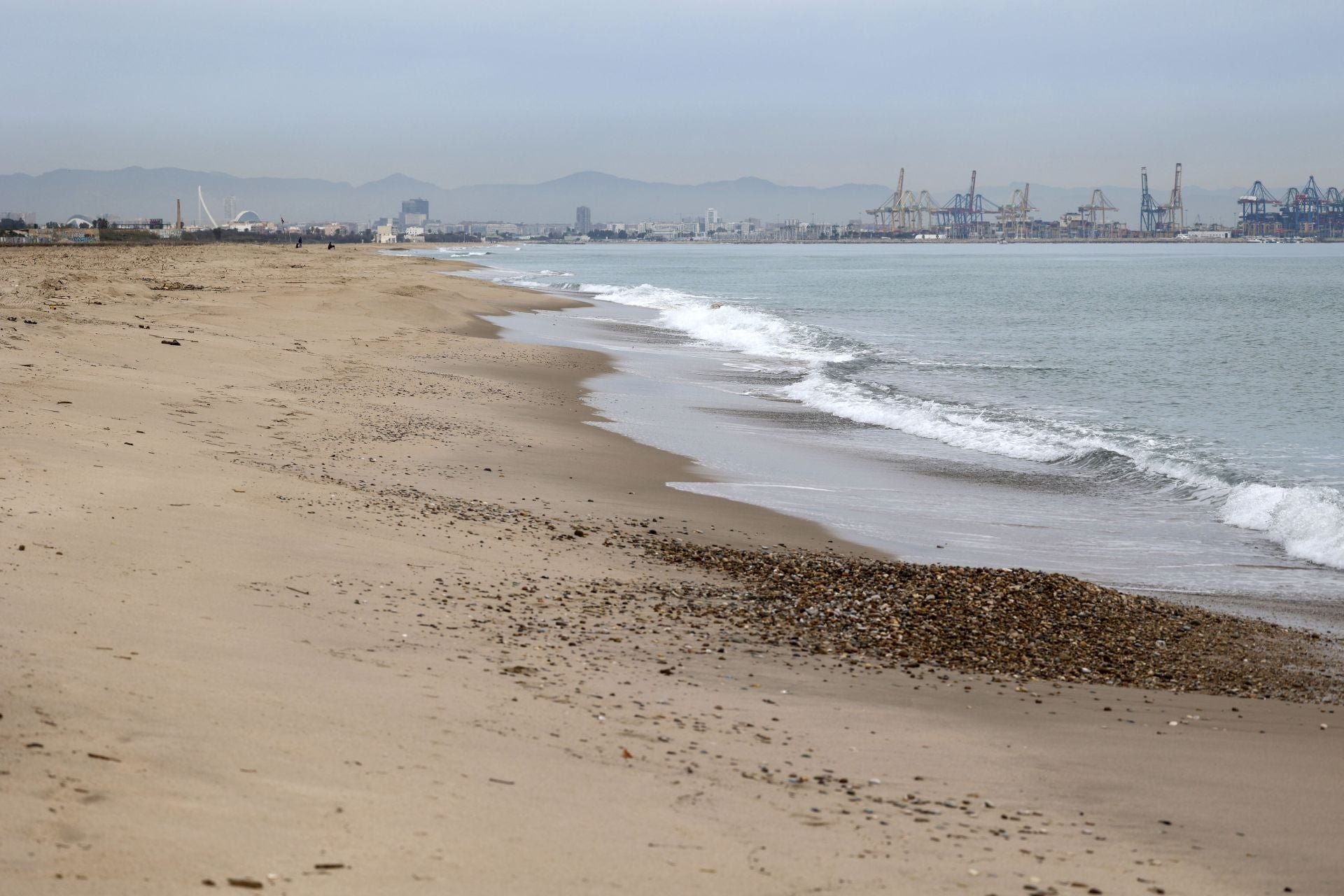 FOTOS | Las playas de Valencia, limpias de nuevo tras el paso de la dana