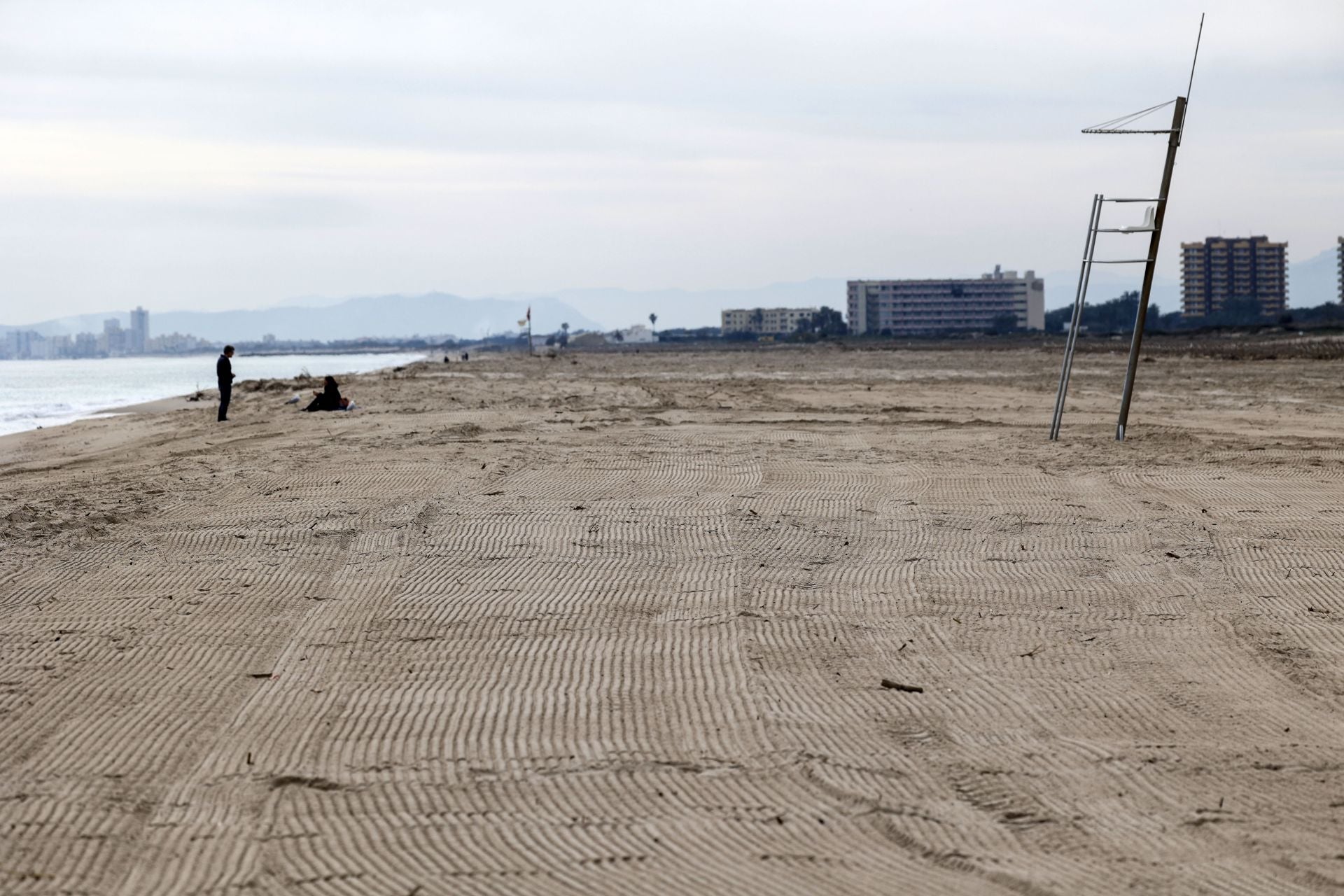 FOTOS | Las playas de Valencia, limpias de nuevo tras el paso de la dana