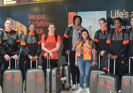 Las jugadoras del Valencia Basket posan con una aficionada a su llegada a Manises.