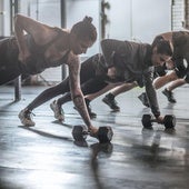 Diversas personas practican CrossFit.