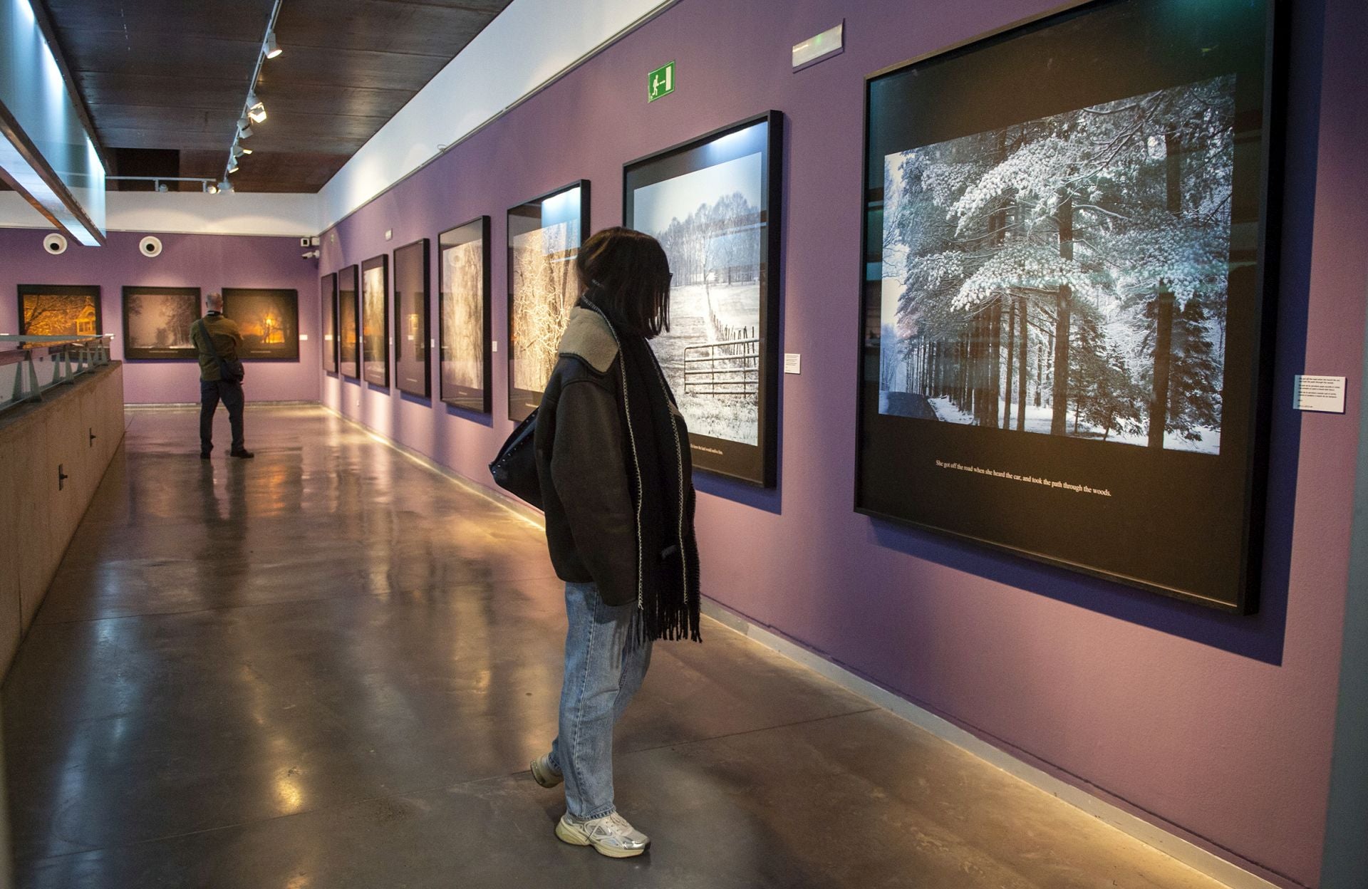 Una persona en la exposición 'Look up! - Mira cap amunt!' del MuVIM.