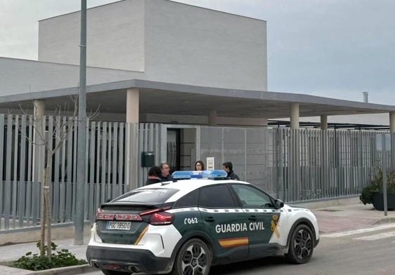 Vigilancia policial a las puertas de uno de los colegios desalojados.