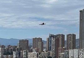 El aerotaxi sobrevolando Benidorm.